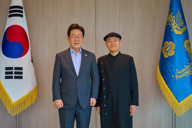 이재명 대통령이 24일 서울 용산 대통령실 청사에서 도올 김용옥 전 고려대 교수와 오찬 자리를 갖고 기념촬영을 하고 있다. 연합뉴스