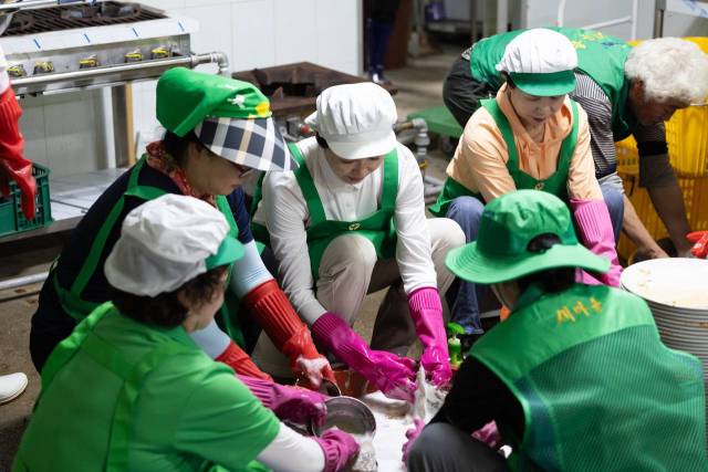 이재명 대통령의 부인 김혜경 여사가 24일 경기 가평군 수해복구 현장에서 점심 배식 자원봉사 활동을 하고 있다. 사진제공=대통령실