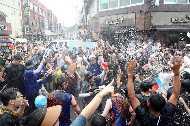 ​지난해 7월 27일 오후 장흡읍 중앙로 사거리 앞. 정남진 장흥물축제 개막 첫날 살수대첩 거리퍼레이드에 나선 참가자들이 폭염도 잊은 채 물싸움하고 있다. ⓒ 장흥군​