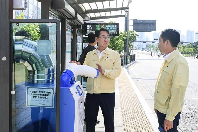 정명근 화성특례시장이 버스정류장에 설치된 야외용 냉방기 시설 운영 상태를 점검하고 있다. ⓒ화성특례시 제공