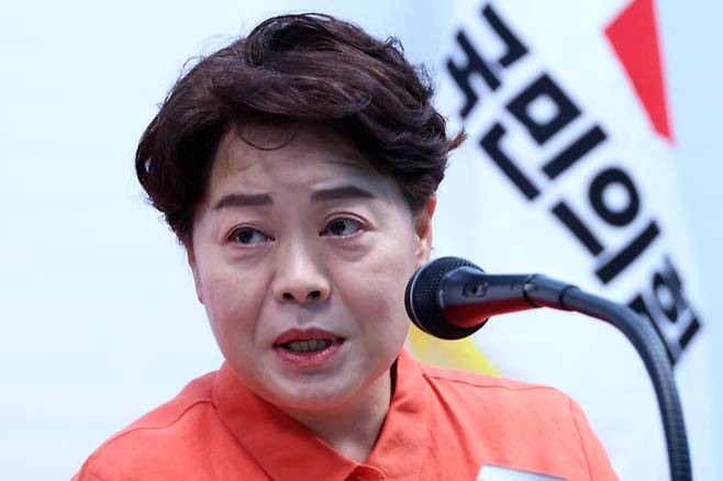 윤희숙 국민의힘 혁신위원장이 지난 17일 서울 여의도 중앙당사에서 열린 기자간담회에서 나경원·윤상현·장동혁·송언석 의원에게 스스로 거취를 밝힐 것을 요구하고 있다. ⓒ 연합뉴스