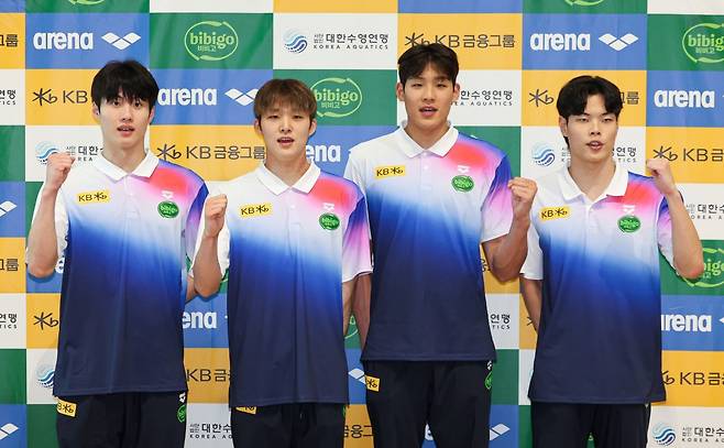 한국수영대표팀 남자 계영 400m 멤버 황선우, 김우민, 김영범, 이호준이 24일 싱가포르 2025세계수영선수권대회 출국을 앞두고 기념촬영을 하고 있다(왼쪽부터). 각각 남자 자유형 200m와 남자 자유형 400m ‘디펜딩 챔피언’이기도 한 황선우와 김우민은 개인전만큼이나 단체전 목표 달성을 벼른다. 인천국제공항│뉴시스