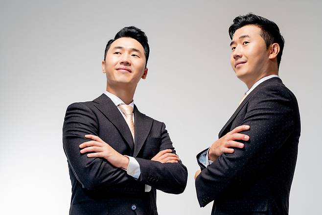쌍둥이 개그맨 이상호(왼쪽), 이상민. 사진 라인엔터테인먼트
