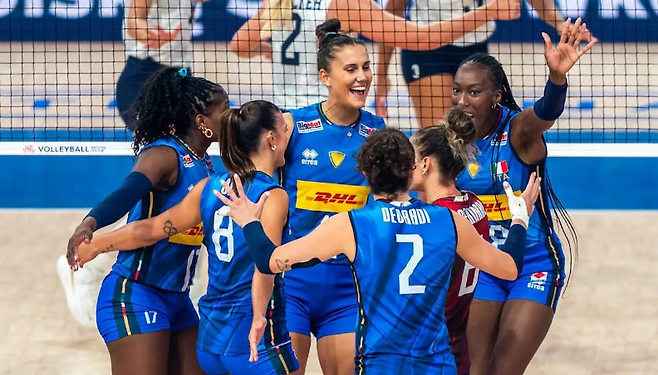 이탈리아 선수들이 24일 VNL 8강 미국전에서 공격 성공 후 함께 기뻐하고 있다. FIVB SNS