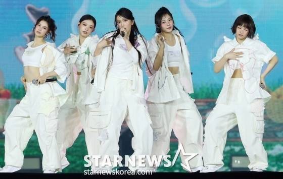 걸그룹 뉴진스(NewJeans)가 지난 27일 오후 태국 방콕 임팩트 챌린저 홀 1-2(IMPACT Challenger Hall 1-2)에서 진행된 '제 9회 아시아 아티스트 어워즈'(The 9th Asia Artist Awards, 이하 'AAA 2024')'에 참석해 멋진 무대를 선보이고 있다.   뉴진스는 이날 'AAA 2024'에서 대상 'AAA 올해의 가수'를 비롯해  '베스트 아티스트', '베스트 퍼포먼스' 등 3년 연속 대상 수상 및 3관왕의 영예를 안았다. /사진=김창현 chmt@