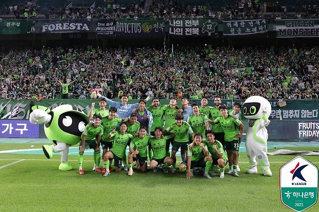전북 현대 선수들이 23일 전주월드컵경기장에서 열린 강원FC전 승리 후 팬들과 함께 기념 사진을 촬영하고 있다. /사진=한국프로축구연맹 제공