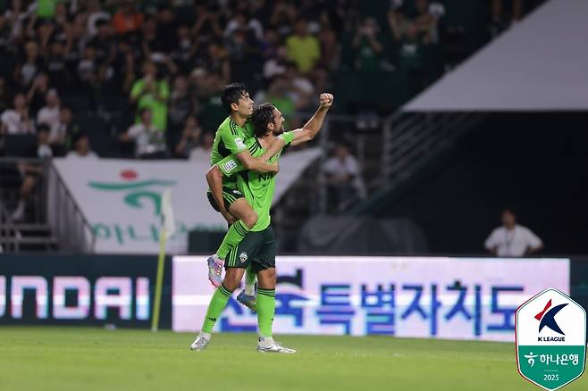 전북 현대 콤파뇨(오른쪽)가 23일 전주월드컵경기장에서 열린 강원FC전에서 추가골을 넣은 뒤 골 세리머니를 하고 있다. /사진=한국프로축구연맹 제공