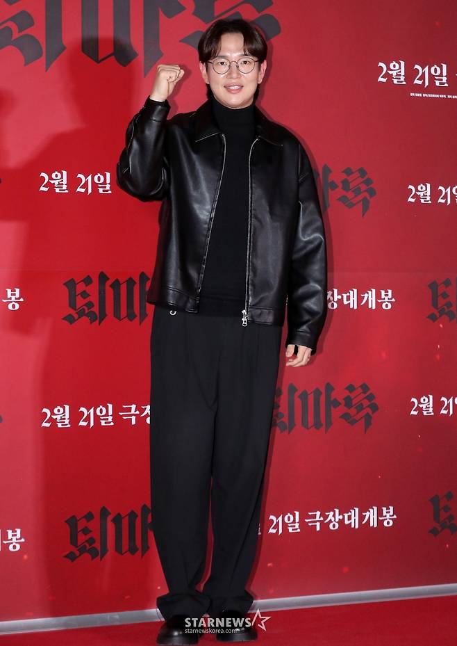 방송인 장성규가 4일 오후 서울 송파구 롯데월드타워 롯데시네마에서 진행된 오컬트 애니메이션 '퇴마록' VIP 시사회에 참석해 포즈를 취하고 있다.  '퇴마록'은 특별한 능력을 가진 퇴마사들이 절대 악(惡)에 맞서는 대서사의 시작을 담은 오컬트 블록버스터. 오컬트 액션을 오감으로 즐길 수 있는 4DX와 SCREENX 포맷으로 관객과 만날 예정이다. 오는 21일 개봉. 2025.02.04 /사진=김창현 chmt@