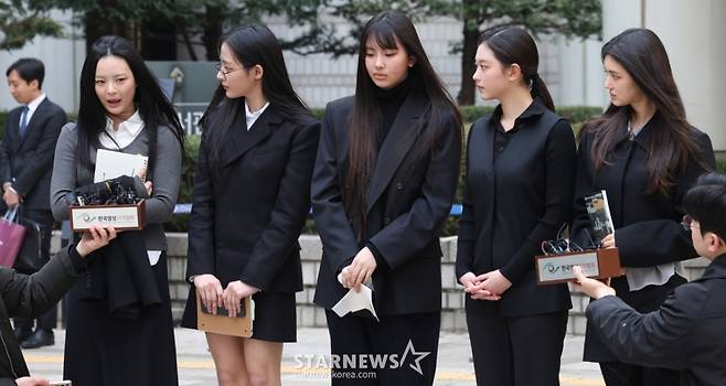 [서울=뉴시스] 추상철 기자 = 그룹 뉴진스(NJZ 하니, 민지, 혜인, 해린, 다니엘)가 7일 오후 서울 서초구 서울중앙지방법원에서 열린 '어도어, 뉴진스 상대 기획사 지위보전 및 광고계약 체결 등 금지 가처분' 심문기일을 마친 후 취재진의 질문에 답변하고 있다. 2025.03.07. scchoo@newsis.com /사진=추상철