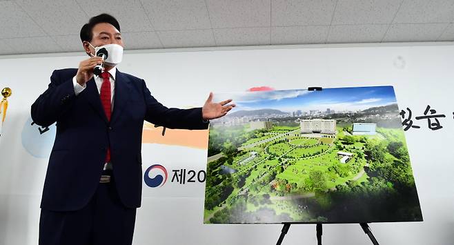 2022년 3월 윤석열 전 대통령이 대통령집무실의 용산 이전 계획을 발표하고 있다. [사진 | 뉴시스]