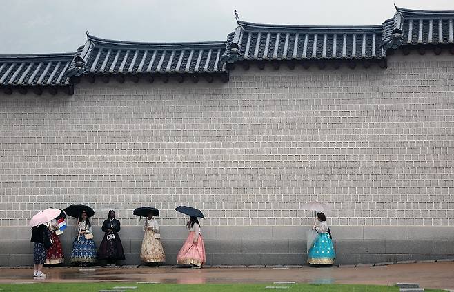 「한편」 17호에선 9명의 저자가 각기 다른 관점으로 한국을 이야기한다.[사진 | 연합뉴스]