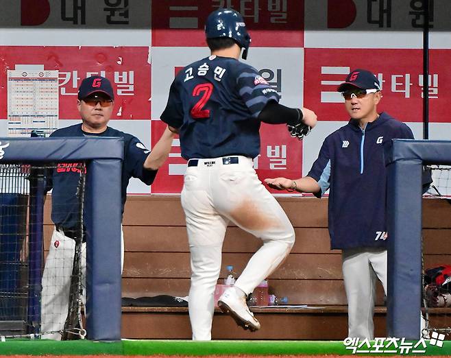 23일 오후 서울 구로구 고척스카이돔에서 열린 '2025 신한 SOL Bank KBO리그' 롯데 자이언츠와 키움 히어로즈의 경기, 5회초 2사 만루 롯데 고승민이 레이예스의 2타점 2루타때 득점에 성공하고 있다. 엑스포츠뉴스 고척, 김한준 기자