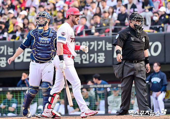 23일 오후 광주기아챔피언스필드에서 열린 '2025 신한 SOL Bank KBO리그' NC 다이노스와 KIA 타이거즈의 경기, 8회말 KIA 위즈덤이 루킹삼진을 당한 후 아쉬워하고 있다. 엑스포츠뉴스 DB