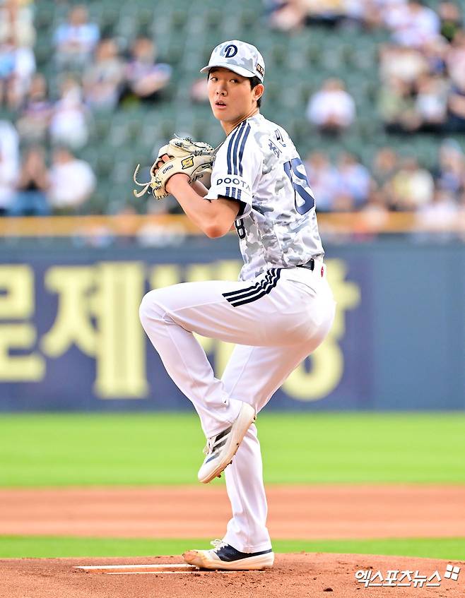 두산 베어스 선발투수 최민석이 올해 정규시즌 경기에 등판해 투구하고 있다. 엑스포츠뉴스 DB