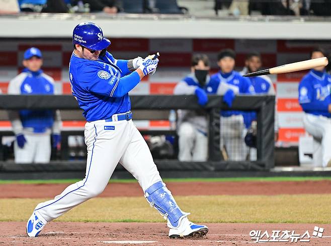 17일 오후 대전 한화생명 볼파크에서 열린 '2025 신한 SOL Bank KBO리그' 삼성 라이온즈와 한화 이글스의 시범경기, 4회초 무사 1,2루 삼성 박병호가 타격을 하고 있다. 결과는 중견수 플라이 아웃. 엑스포츠뉴스 DB