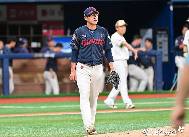 23일 오후 서울 구로구 고척스카이돔에서 열린 '2025 신한 SOL Bank KBO리그' 롯데 자이언츠와 키움 히어로즈의 경기, 1회말 수비를 마친 롯데 박세웅이 더그아웃으로 향하고 있다. 엑스포츠뉴스DB