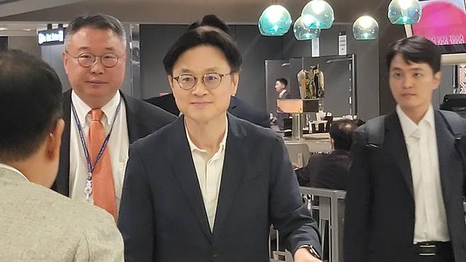 미국 방문한 김정관 산업통상자원부 장관 (워싱턴=연합뉴스) 조준형 특파원 = 내달 1일(현지시간) 미국의 상호관세 발효를 앞두고 23일 미국을 찾은 김정관 산업통상자원부 장관이 워싱턴DC인근 덜레스 공항을 통해 미국으로 입국하고 있다. jhcho@yna.co.kr 2025.7.24