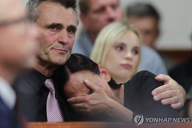 코버거 선고공판에 참여한 피해자의 가족, 친지들 [EPA=연합뉴스 자료사진. 재판매 및 DB 금지]