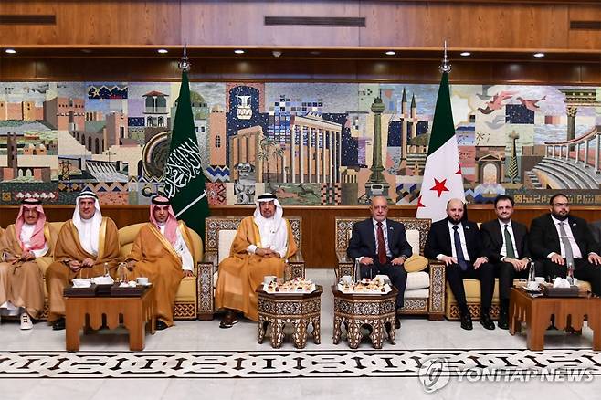 투자 합의 위해 사우디 방문한 사우디 대표단 (다마스쿠스 AFP=연합뉴스) 2025년 7월 23일 칼리드 빈 압둘아지즈 알팔리 사우디아라비아 투자부 장관(가운데 왼쪽)과 그가 수석대표로 인솔 중인 사우디 투자사절단이 다마스쿠스 국제공항에서 시리아 정부 관계자들의 영접을 받았다.[시리아 국영 사나통신 제공 사진. AFP PHOTO / HO / SANA] 2025.7.24.