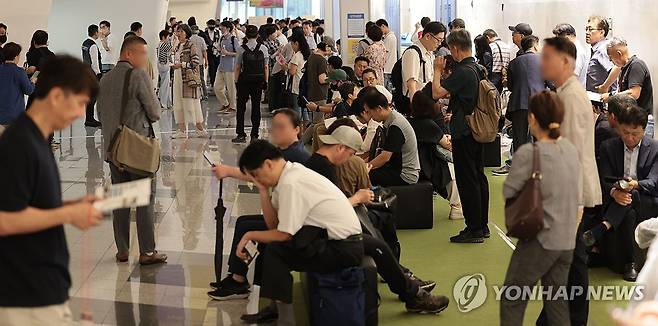 일자리 찾는 구직자 [연합뉴스 자료사진]