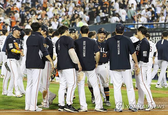 한화이글스 10연승 달성 (서울=연합뉴스) 김주형 기자 = 22일 서울 잠실야구장에서 열린 프로야구 2025 신한 SOL 뱅크 KBO리그 두산베어스와 한화이글스 경기에서 10연승을 달성한 한화이글스 선수들이 환호하고 있다. 
    한화는 1985년 삼성에 이어 역대 두 번째로 '단일시즌 두 번 이상의 10연승 달성' 진기록을 세웠다. 2025.7.22 kjhpress@yna.co.kr