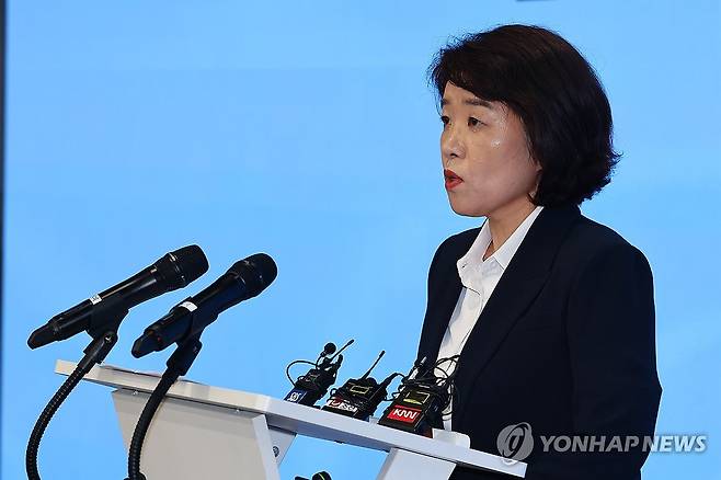 브리핑 연 김건희 특검팀 (서울=연합뉴스) 서대연 기자 = 윤석열 전 대통령 부인 김건희 여사와 관련한 각종 의혹 사건을 수사하는 민중기 특별검사팀 오정희 특검보가 8일 서울 종로구 KT광화문빌딩에서 브리핑을 하고 있다. 2025.7.8 dwise@yna.co.kr