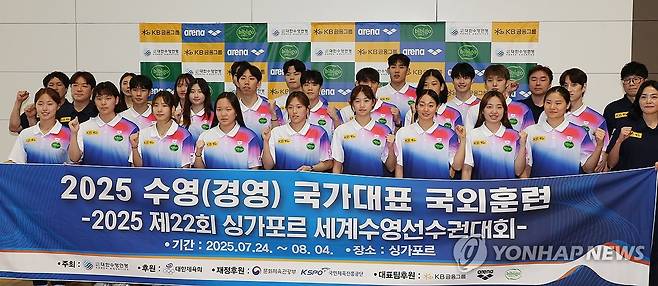 파이팅 외치는 수영 국가대표팀 (영종도=연합뉴스) 이진욱 기자 = 싱가포르 세계수영선수권대회에 출전하는 수영 국가대표팀 선수들이 24일 인천국제공항 제2여객터미널에서 출국에 앞서 파이팅을 외치고 있다. 2025.7.24 cityboy@yna.co.kr