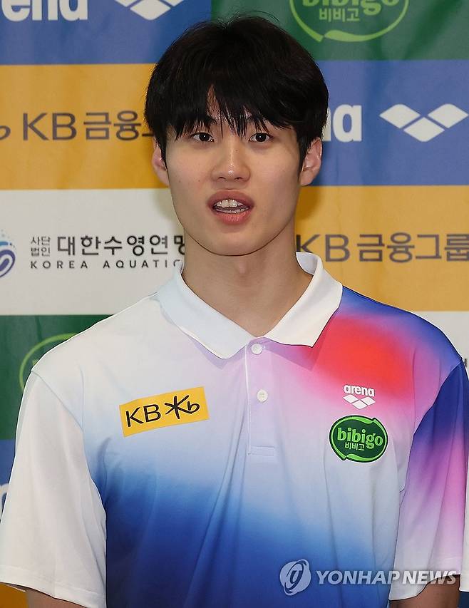 황선우, 승리를 향한 굳은 각오 (영종도=연합뉴스) 이진욱 기자 = 싱가포르 세계수영선수권대회에 출전하는 수영 국가대표팀 황선우가 24일 인천국제공항 제2여객터미널에서 출국에 앞서 인터뷰하고 있다. 2025.7.24 cityboy@yna.co.kr