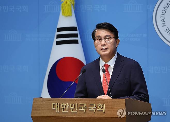 사과 기자회견하는 윤상현 의원 (서울=연합뉴스) 박동주 기자 = 국민의힘 윤상현 의원이 24일 서울 여의도 국회 소통관에서 최근 자신이 주최한 토론회 관련 논란에 대해 기자회견을 하고 있다. 2025.7.24 pdj6635@yna.co.kr