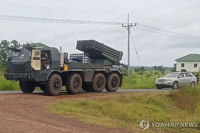 캄보디아군의 다연장로켓포 (쁘레아비히어르주[캄보디아] AFP=연합뉴스) 24일(현지시간) 캄보디아 북부 쁘레아비히어르주에서 캄보디아군의 BM-21 다연장로켓포가 이동하고 있다. 2025.07.24
