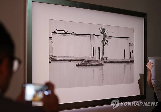 우관중의 대표작 '두 마리 제비' (서울=연합뉴스) 이재희 기자 = 24일 서울 서초구 예술의전당 서예박물관에서 열린 '우관중: 흑과 백 사이' 전시 프리뷰 행사에서 참석자들이 작품을 살펴보고 있다. 우관중의 대표작 17점을 소개하는 이번 전시는 다음 날부터 열리는 '홍콩 위크 2025'의 사전 오프닝 프로그램으로 10월 19일까지 열린다. 2025.7.24 scape@yna.co.kr
