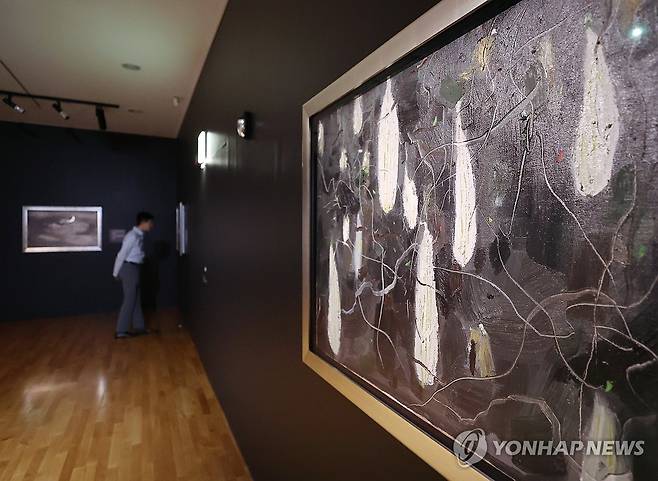 우관중의 '여주 고향' (서울=연합뉴스) 이재희 기자 = 24일 서울 서초구 예술의전당 서예박물관에서 열린 '우관중: 흑과 백 사이' 전시 프리뷰 행사에서 참석자들이 작품을 살펴보고 있다. 우관중의 대표작 17점을 소개하는 이번 전시는 다음 날부터 열리는 '홍콩 위크 2025'의 사전 오프닝 프로그램으로 10월 19일까지 열린다. 2025.7.24 scape@yna.co.kr