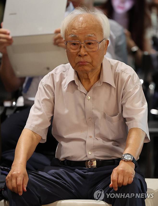 "코리안 손기정" 엽서 실물 공개한 허진도 씨 (서울=연합뉴스) 서명곤 기자 = 24일 서울 용산구 국립중앙박물관에서 열린 광복 80주년 특별전 '두발로 세계를 제패하다' 사전공개회에서 손기정 선생이 베를린 올림픽 우승 직후인 1936년 8월 15일에 직접 서명한 엽서 실물을 전시를 위해 공개한 허진도 씨가 참석하고 있다. 2025.7.24 seephoto@yna.co.kr