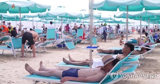 북한 원산갈마해안관광지구에 사람들로 연일 흥성 (서울=연합뉴스) 북한 조선중앙TV는 20일 원산갈마해안관광지구로 전국 각지의 수많은 근로자들과 청소년 학생들이 찾아와 "웃음과 낭만의 장관이 연일 펼쳐지고 있다"고 선전했다. 원산갈마해안관광지구의 한 관리자는 중앙TV에 출연해 "외국 관광 손님들을 잠정적으로 받지 않는 상태"라고 전했다. [조선중앙TV화면] 2025.7.20 
    [국내에서만 사용가능. 재배포 금지. For Use Only in the Republic of Korea. No Redistribution] nkphoto@yna.co.kr