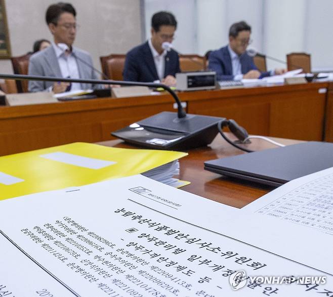 농해수위 법안소위원회에서 다뤄질 양곡법 등 법안 자료들 (서울=연합뉴스) 황광모 기자 = 24일 국회에서 열린 농림축산식품해양수산위원회 법안심사소위원회 의원 책상에 이날 소위에서 다룰 법안 자료들이 놓여져 있다.
    이날 농해수위 법안소위에서는 양곡관리법 일부개정법률안,농지법안,농수산물 유통 및 가격안정에 관한 법률 일부개정법률안 등을 심사할 예정이다. 2025.7.24 hkmpooh@yna.co.kr