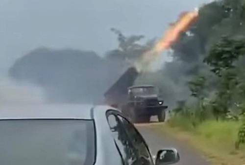 캄보디아군, 다연장로켓포로 태국 공격 24일(현지시간) 캄보디아군이 러시아산 BM-21 다연장로켓포를 태국 쪽을 향해 발사하는 장면. [방콕포스트 홈페이지 캡처. 재판매 및 DB 금지]