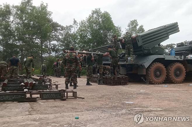 캄보디아군 다연장로켓포 (쁘레아비히어르주[캄보디아] AFP=연합뉴스) 24일(현지시간) 캄보디아 북부 쁘레아비히어르주에서 캄보디아군이 태국 측을 공격하기 위해 BM-21 다연장로켓포에 로켓을 장전하고 있다. 2025.07.24