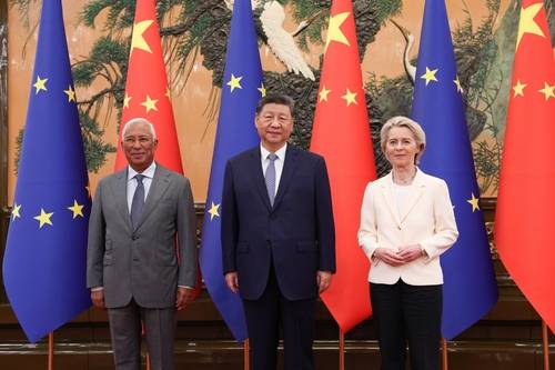 EU-중국 정상회담 (베이징=연합뉴스) 왼쪽부터 안토니우 코스타 EU 정상회의 상임의장, 시진핑 중국 국가주석, 우르줄라 폰데어라이엔 EU 집행위원장. 2025.7.24 photo@yna.co.kr [EU 제공]