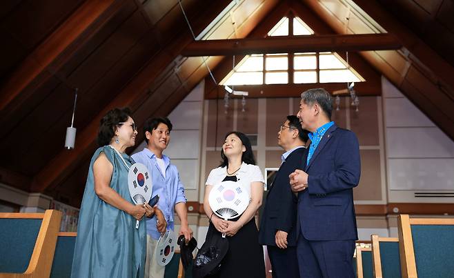 ▲ 24일(현지시간) 미국 하와이 그리스도 교회에서 열린 '광복 80주년 8.15K 하와이 독립의 길을 걷다' 행사에 참석한 정해권 인천시의회 의장과 시의원들이 교회 내부를 살펴보고 있다. /하와이=이재민 기자 leejm@incheonilbo.com