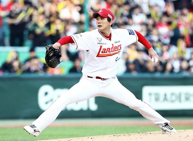 26일 대전 한화생명볼파크서 류현진(한화이글스)과 처음 맞대결을 펼치는 김광현(SSG).연합
