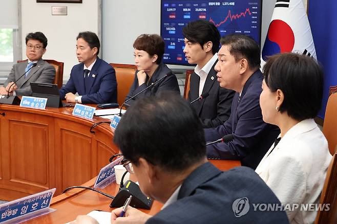 더불어민주당 김병기 당대표 직무대행 겸 원내대표가 25일 서울 여의도 국회에서 열린 최고위원회의에서 발언하고 있다. 연합뉴스
