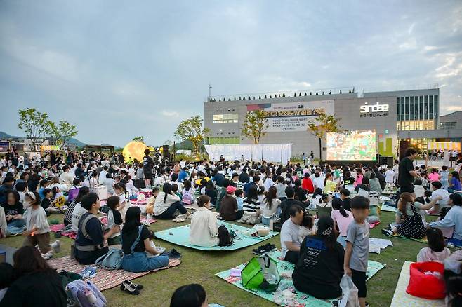 순천시민들이 신대도서관에서 달빛 음악회를 즐기고 있다./순천시 제공