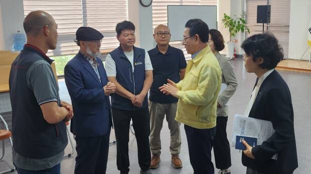 김영록 전남도지사가 25일 오전 나주 인권활동지원센터에서 외국인 인권 활동가들을 만나 이야기를 나누고 있다.