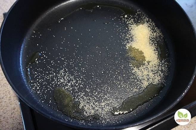 팬에 버터와 올리브유를 넣은 모습