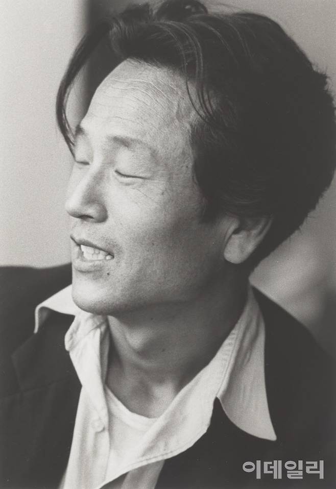 작가 한묵. 사진작가 임응식(1912∼2001)이 촬영하고 ‘한묵 인물’(1954)이란 제목을 달았다. 비스듬한 자세, 구겨진 셔츠, 흘러내린 머리 등 한묵의 캐릭터를 그대로 드러낸 순간을 포착했다. 종이에 젤라틴실버프린트, 25.5×35㎝. 국립현대미술관 소장.