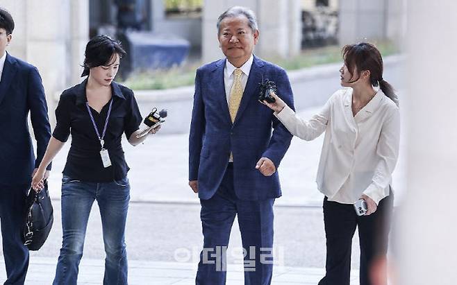 이상민 전 행정안전부 장관이 25일 내란특검 조사를 받기 위해 특검팀 사무실이 마련된 서울 서초구 서울고등검찰청으로 향하고 있다. (사진=연합뉴스)