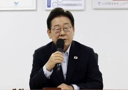 이재명 대통령이 25일 경기 시흥시 SPC 삼립 시화공장에서 열린 산업재해 근절 현장 노사간담회에서 발언하고 있다. [대통령실통신사진기자단]