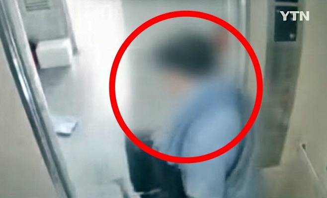 인천시 연수구 송도동 아파트에서 사제 총기를 발사해 아들을 살해한 혐의를 받는 60대 남성.(사진=YTN 캡쳐)