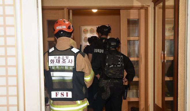 '인천 사제총기 사건' 피의자 자택 수색하는 경찰.(사진=서울소방재난본부 제공)