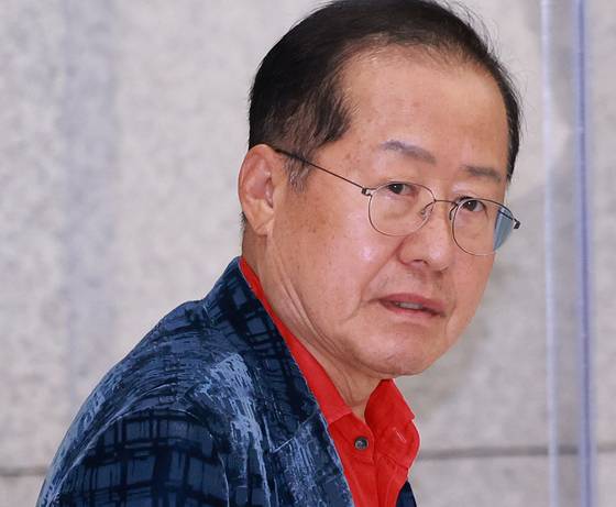 홍준표 전 대구시장이 지난달 17일 인천국제공항 제1여객터미널을 통해 귀국하고 있다. 홍 전 시장은 지난 4월 국민의힘 대선 후보 경선에서 패배한 뒤 탈당하고 미국 하와이에 머물렀다. 〈사진=연합뉴스〉